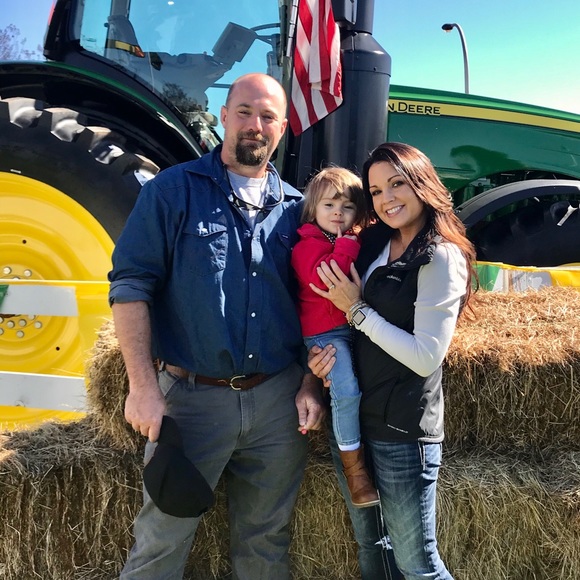 Meet your Posher, Lacy - Picture 2 of 2